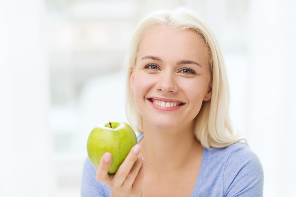 photodune-11711101-happy-woman-eating-green-apple-at-home-s