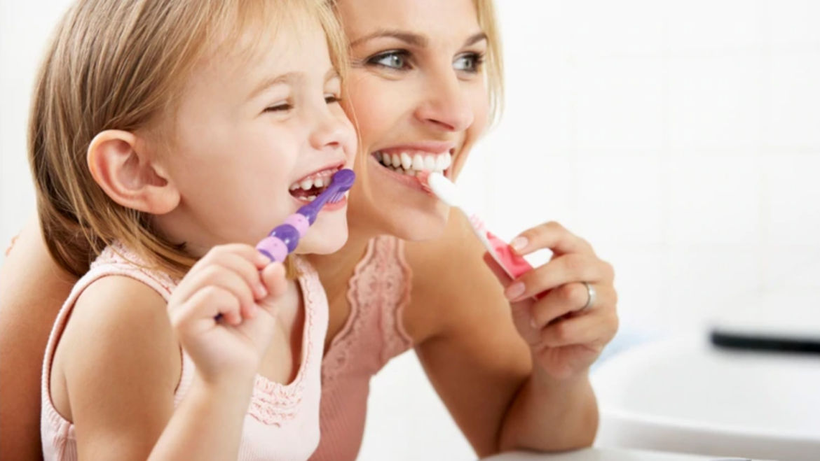 Mucho más que cepillarse los dientes: la higiene bucal es fundamental para la salud general